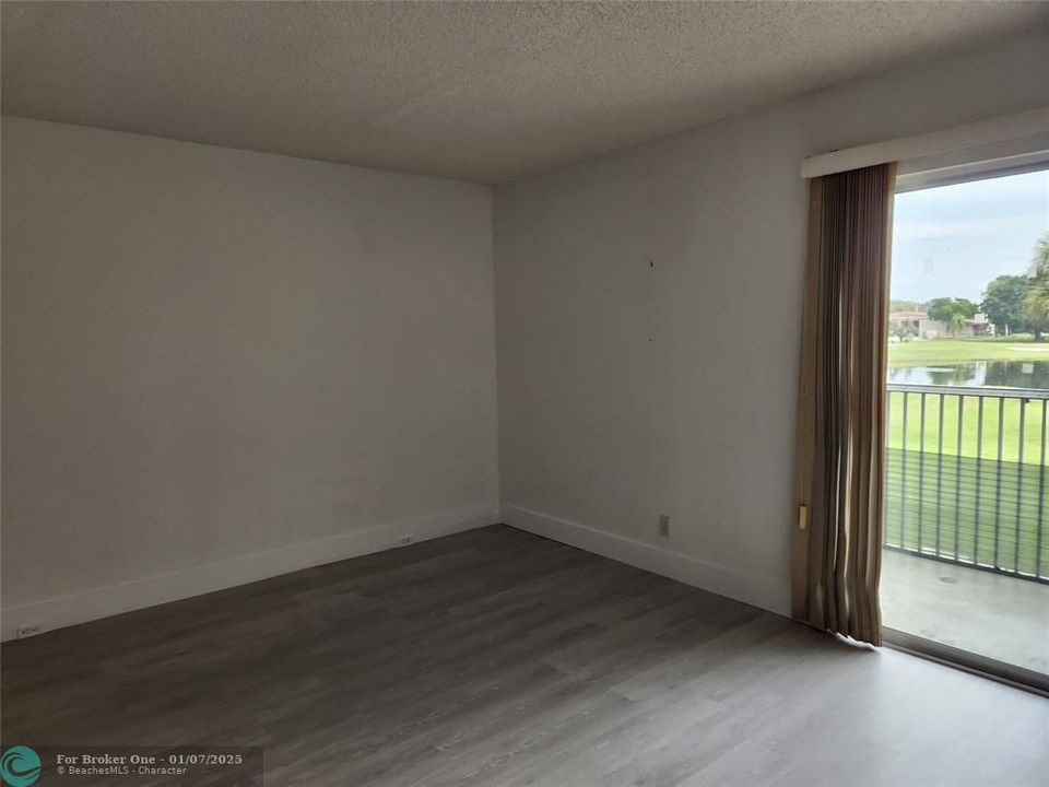 For Sale: $145,900 (1 beds, 1 baths, 811 Square Feet)