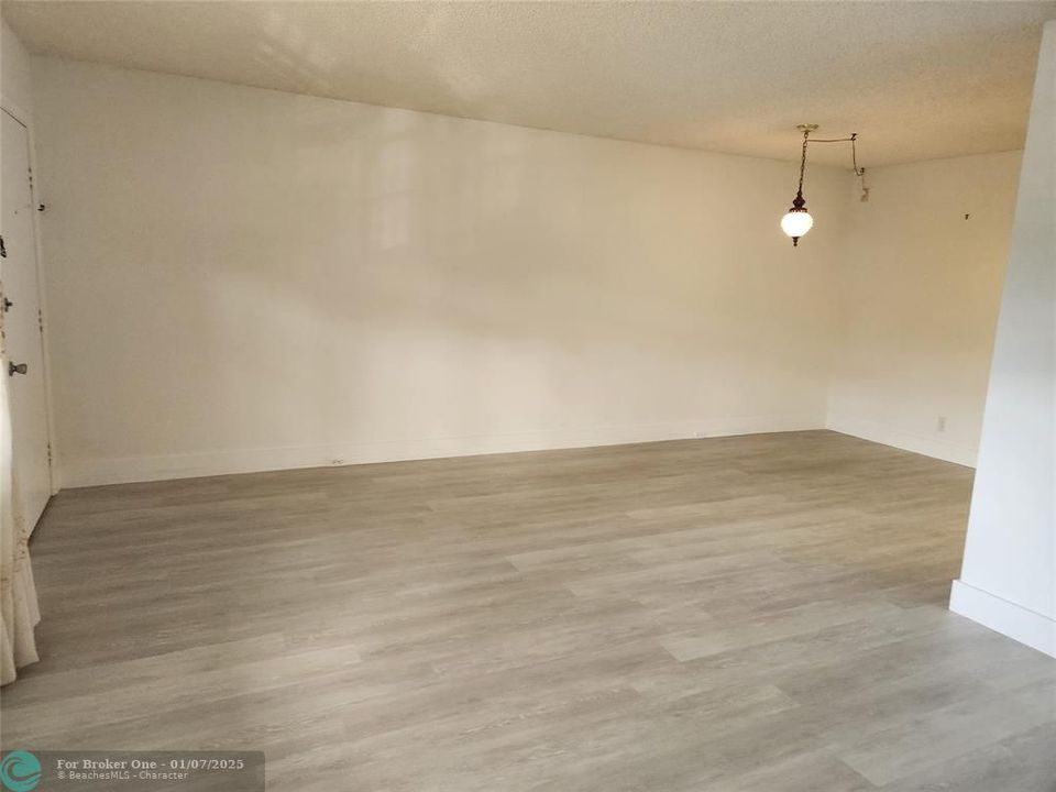 For Sale: $145,900 (1 beds, 1 baths, 811 Square Feet)