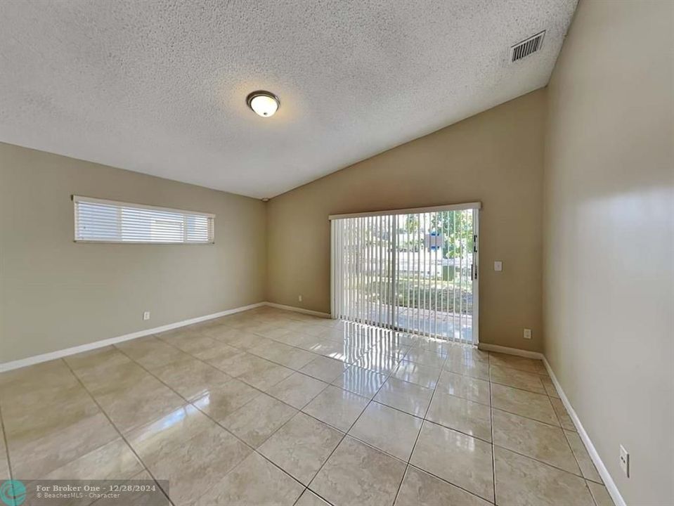 For Rent: $3,099 (3 beds, 2 baths, 1925 Square Feet)