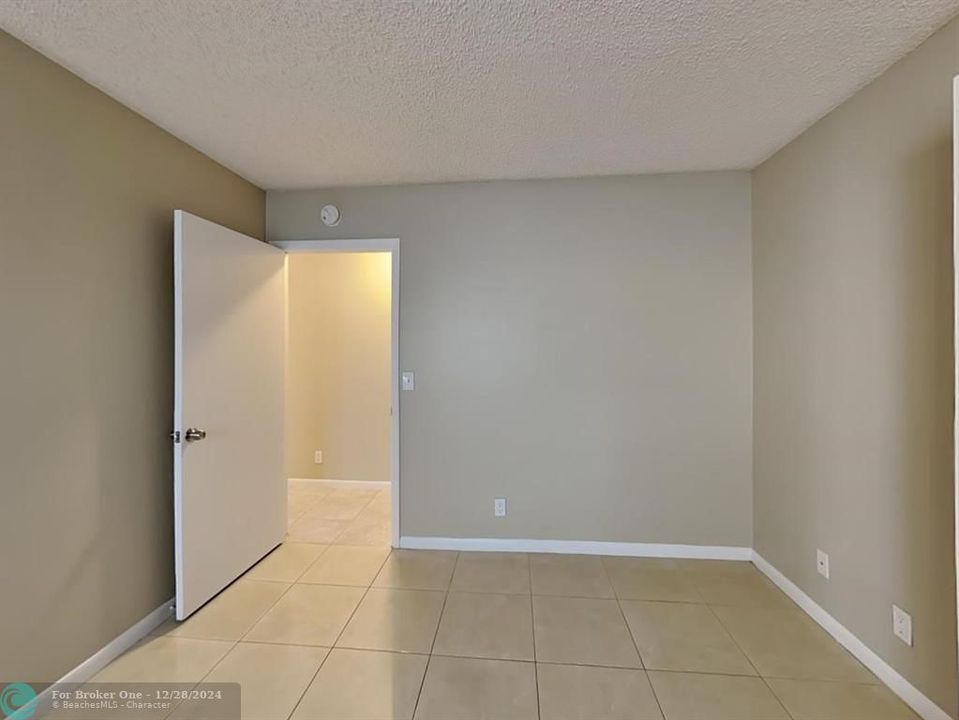 For Rent: $3,099 (3 beds, 2 baths, 1925 Square Feet)