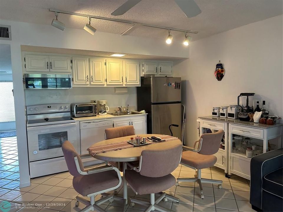 For Sale: $102,577 (1 beds, 1 baths, 480 Square Feet)