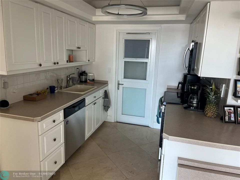 For Rent: $5,500 (3 beds, 2 baths, 1420 Square Feet)