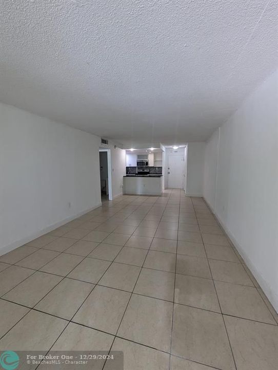 For Rent: $1,750 (1 beds, 1 baths, 714 Square Feet)