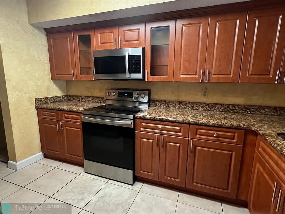 For Rent: $2,300 (2 beds, 2 baths, 1140 Square Feet)