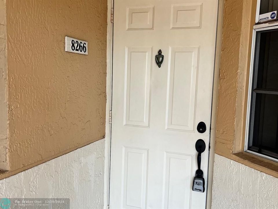 For Rent: $2,300 (2 beds, 2 baths, 1140 Square Feet)