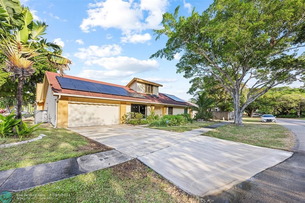 For Sale: $915,000 (4 beds, 3 baths, 2718 Square Feet)