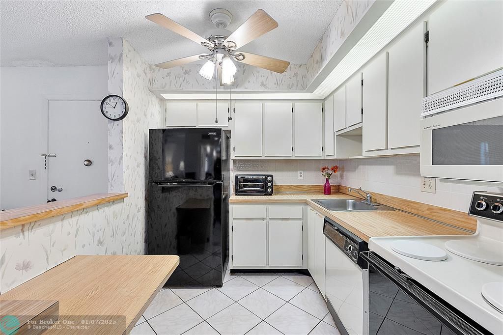 For Sale: $140,000 (2 beds, 2 baths, 827 Square Feet)