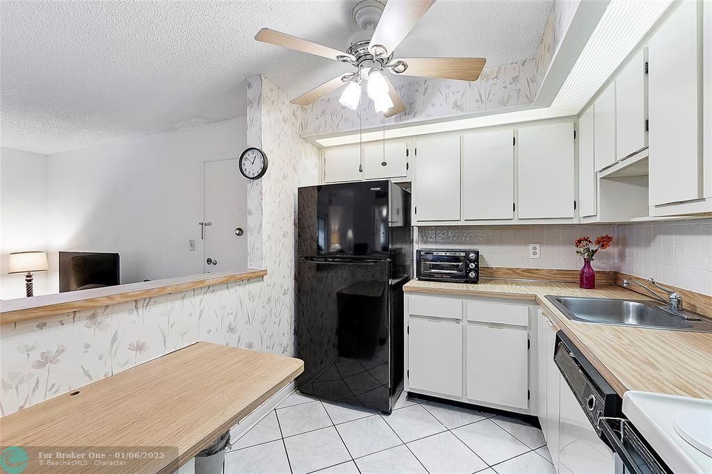 For Sale: $140,000 (2 beds, 2 baths, 827 Square Feet)