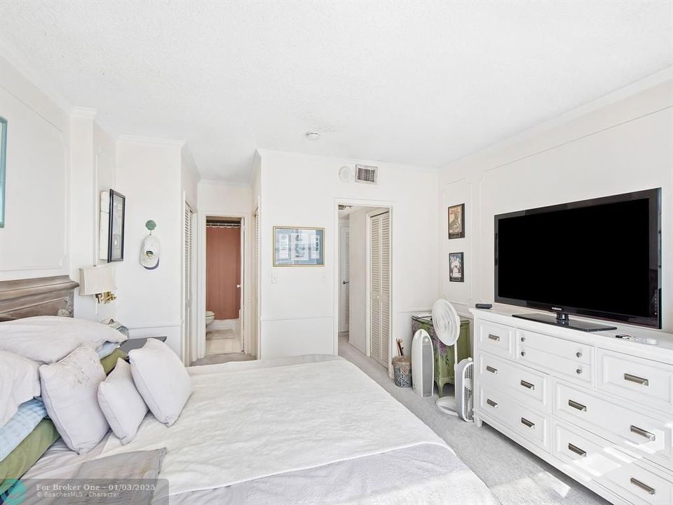 For Sale: $425,000 (1 beds, 1 baths, 940 Square Feet)