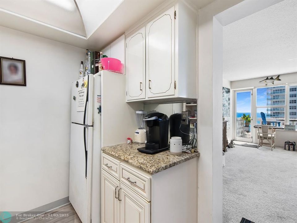 For Sale: $425,000 (1 beds, 1 baths, 940 Square Feet)