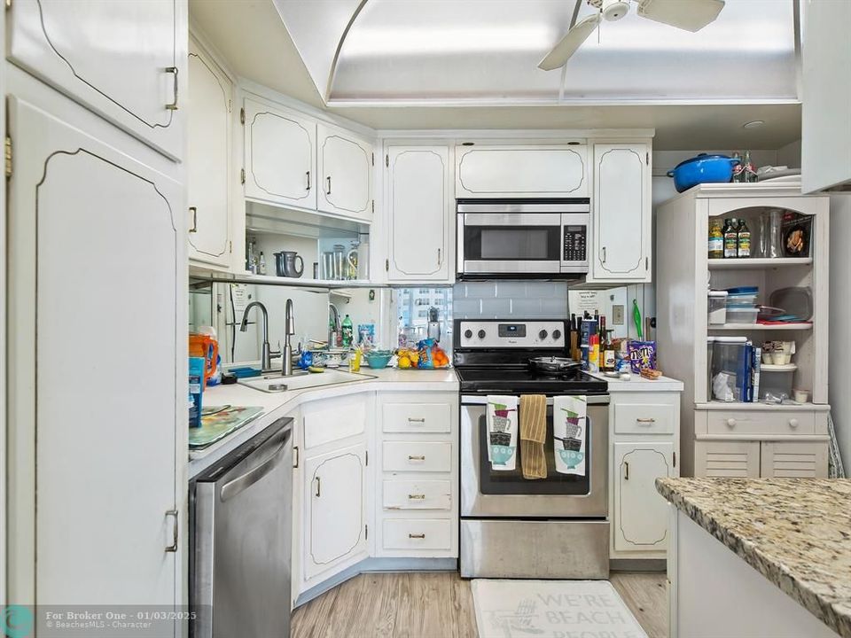 For Sale: $425,000 (1 beds, 1 baths, 940 Square Feet)