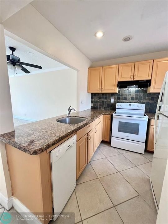 For Rent: $1,800 (2 beds, 2 baths, 944 Square Feet)