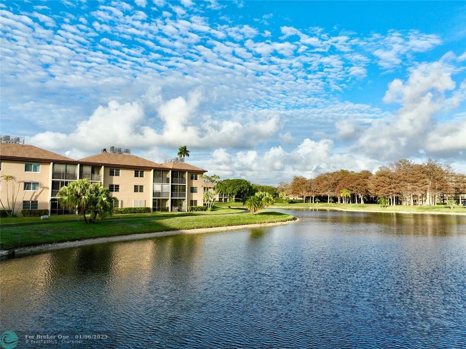 For Sale: $251,000 (2 beds, 2 baths, 941 Square Feet)