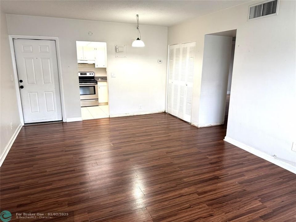 For Sale: $199,000 (2 beds, 2 baths, 939 Square Feet)