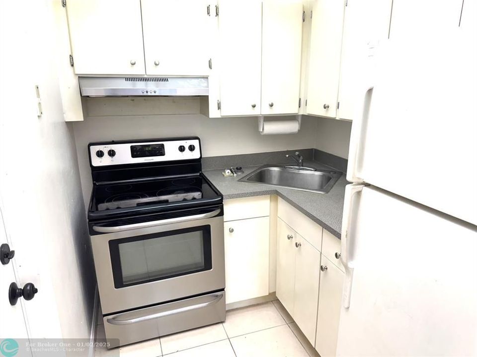 For Sale: $199,000 (2 beds, 2 baths, 939 Square Feet)