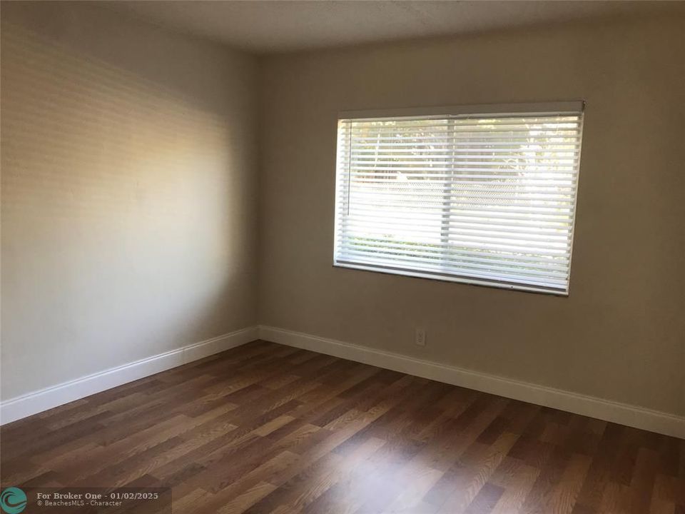 For Sale: $199,000 (2 beds, 2 baths, 939 Square Feet)