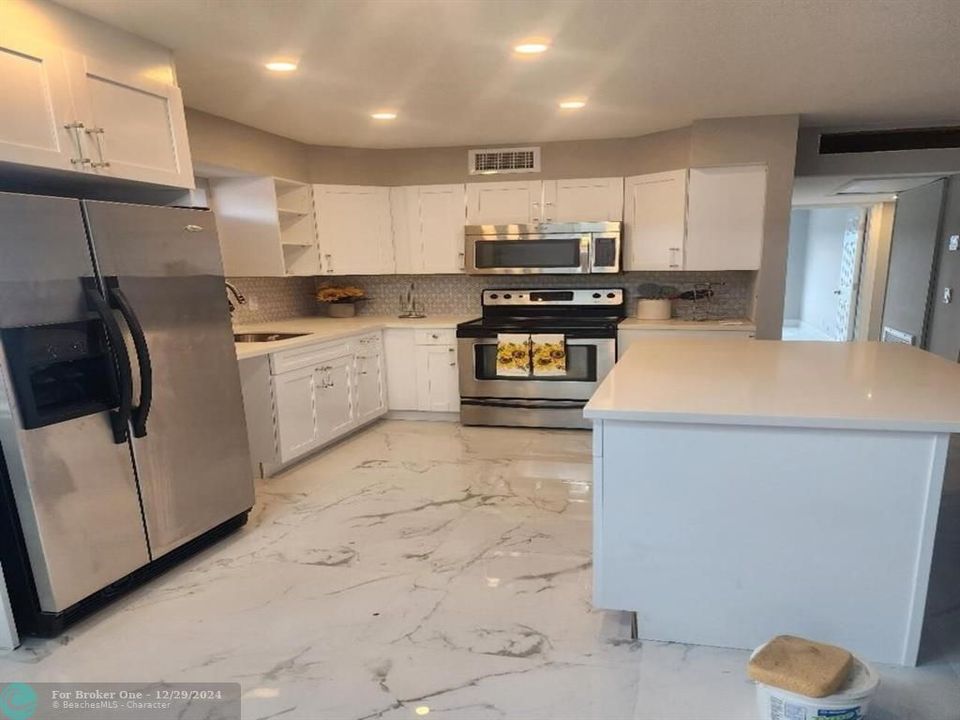 For Sale: $195,000 (2 beds, 2 baths, 883 Square Feet)