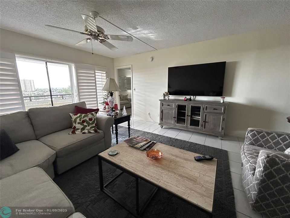 For Sale: $449,000 (2 beds, 2 baths, 1250 Square Feet)