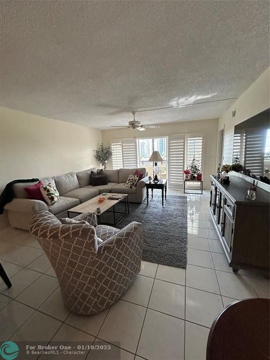 For Sale: $449,000 (2 beds, 2 baths, 1250 Square Feet)