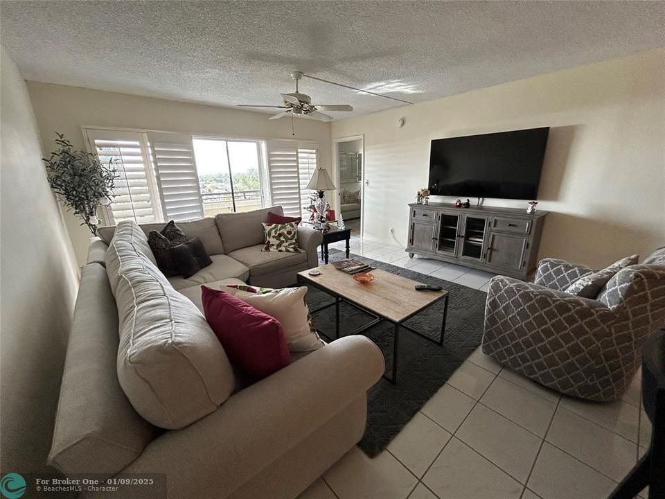 For Sale: $449,000 (2 beds, 2 baths, 1250 Square Feet)