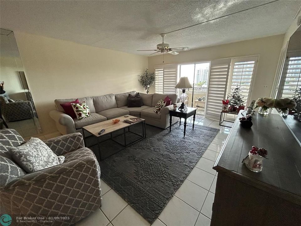 For Sale: $449,000 (2 beds, 2 baths, 1250 Square Feet)