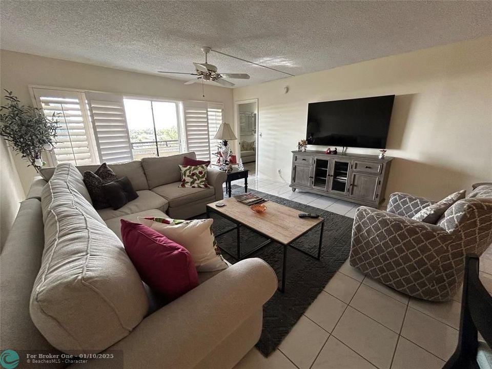 For Sale: $449,000 (2 beds, 2 baths, 1250 Square Feet)