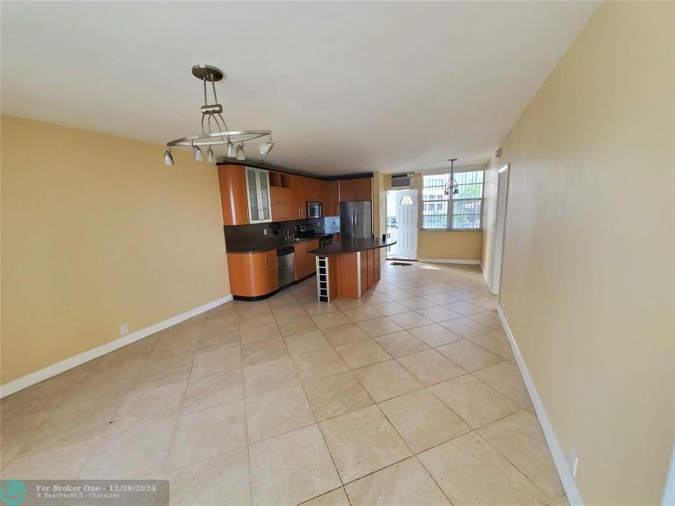 For Rent: $3,200 (2 beds, 2 baths, 1000 Square Feet)