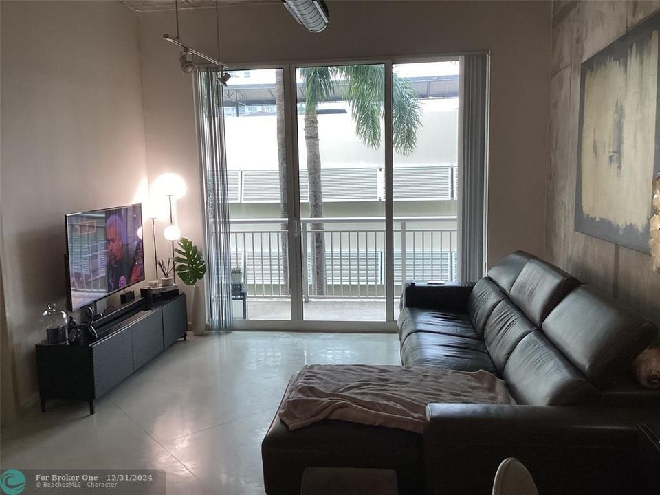 For Rent: $2,400 (1 beds, 1 baths, 722 Square Feet)