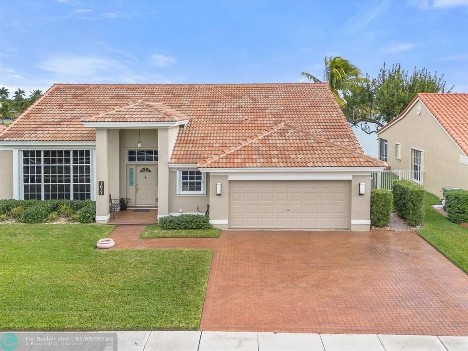 For Sale: $950,000 (3 beds, 2 baths, 2713 Square Feet)