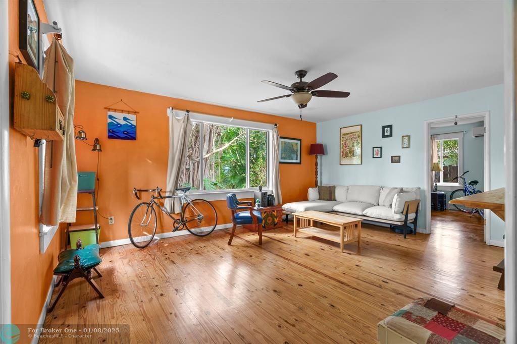 For Sale: $400,000 (2 beds, 1 baths, 986 Square Feet)