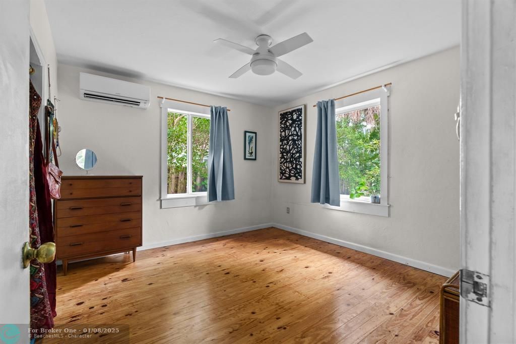 For Sale: $400,000 (2 beds, 1 baths, 986 Square Feet)