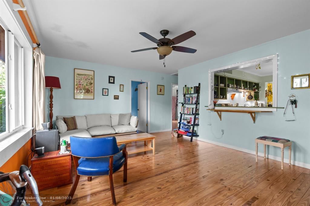 For Sale: $400,000 (2 beds, 1 baths, 986 Square Feet)