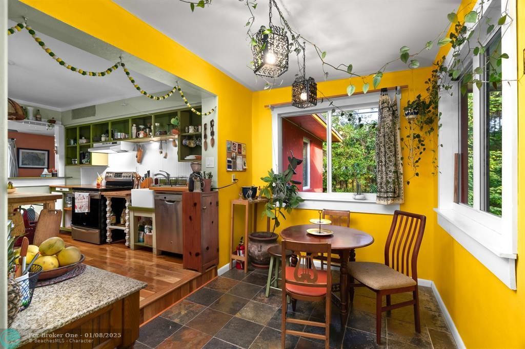 For Sale: $400,000 (2 beds, 1 baths, 986 Square Feet)