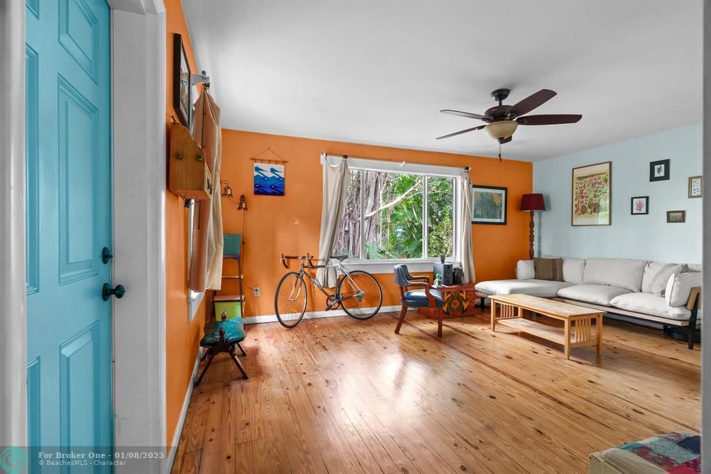 For Sale: $400,000 (2 beds, 1 baths, 986 Square Feet)