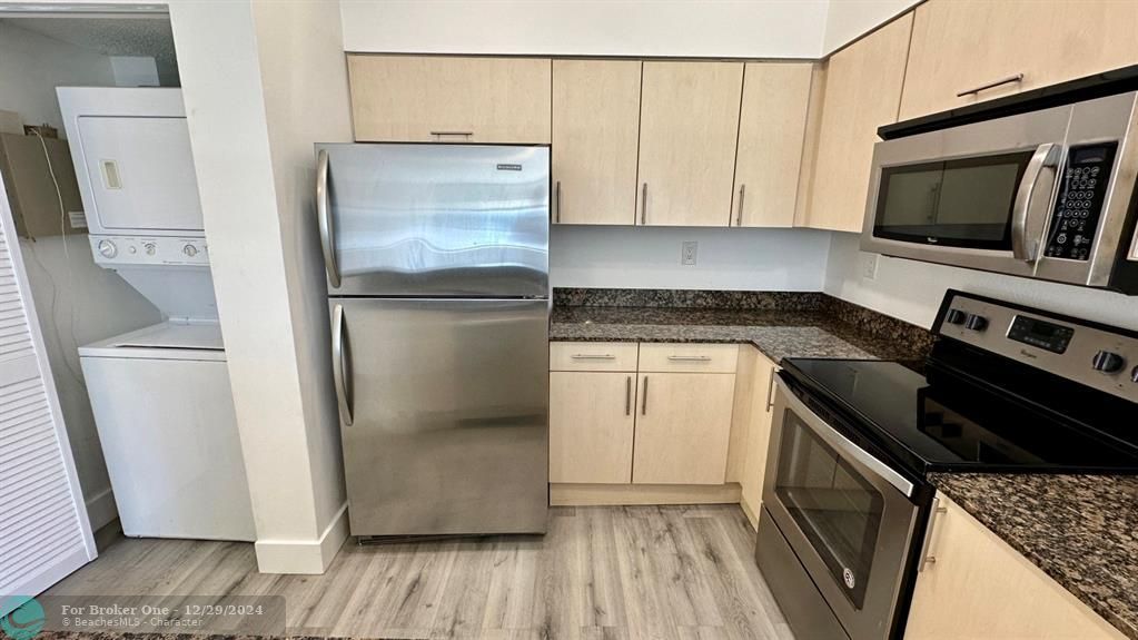 For Rent: $1,700 (1 beds, 1 baths, 682 Square Feet)