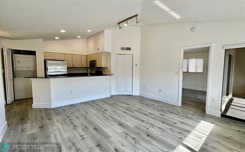 For Rent: $1,700 (1 beds, 1 baths, 682 Square Feet)