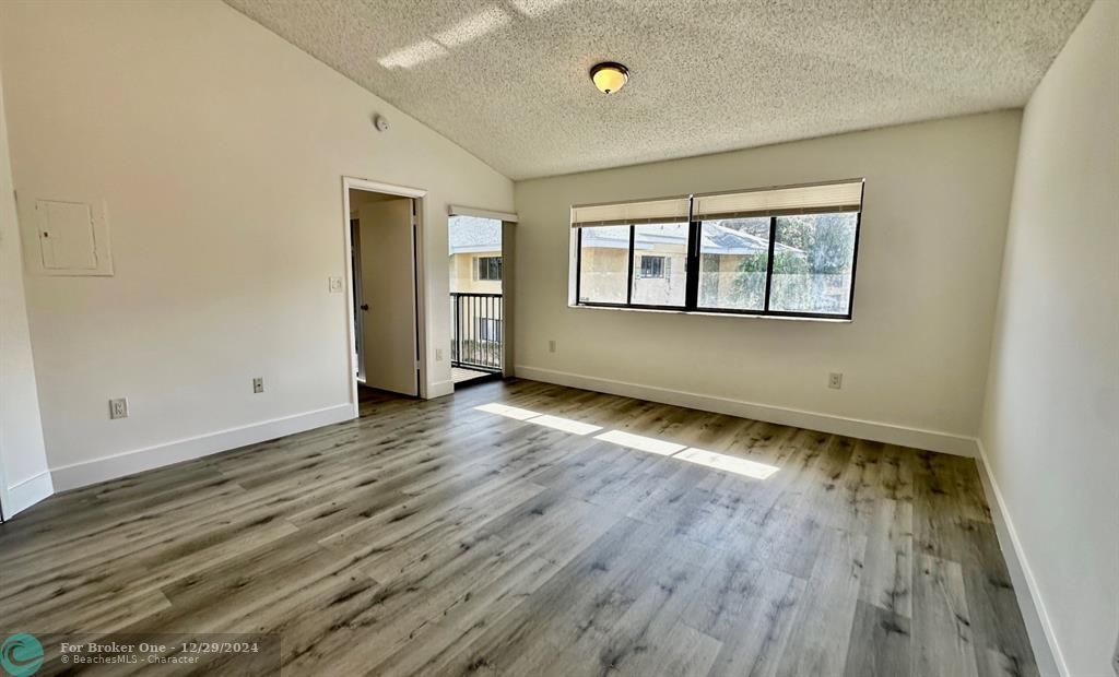 For Rent: $1,700 (1 beds, 1 baths, 682 Square Feet)