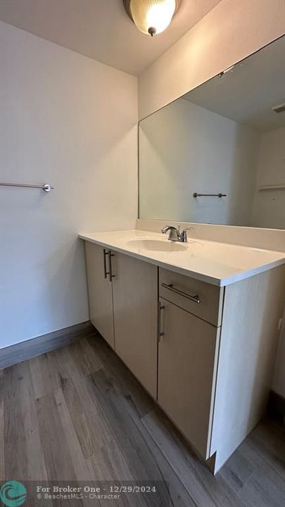 For Rent: $1,700 (1 beds, 1 baths, 682 Square Feet)