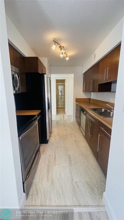 For Rent: $2,100 (2 beds, 2 baths, 1060 Square Feet)