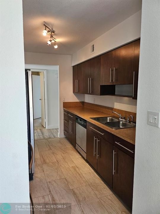 For Rent: $2,100 (2 beds, 2 baths, 1060 Square Feet)