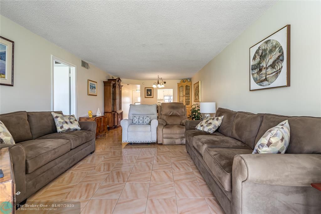 For Sale: $164,000 (2 beds, 2 baths, 1170 Square Feet)