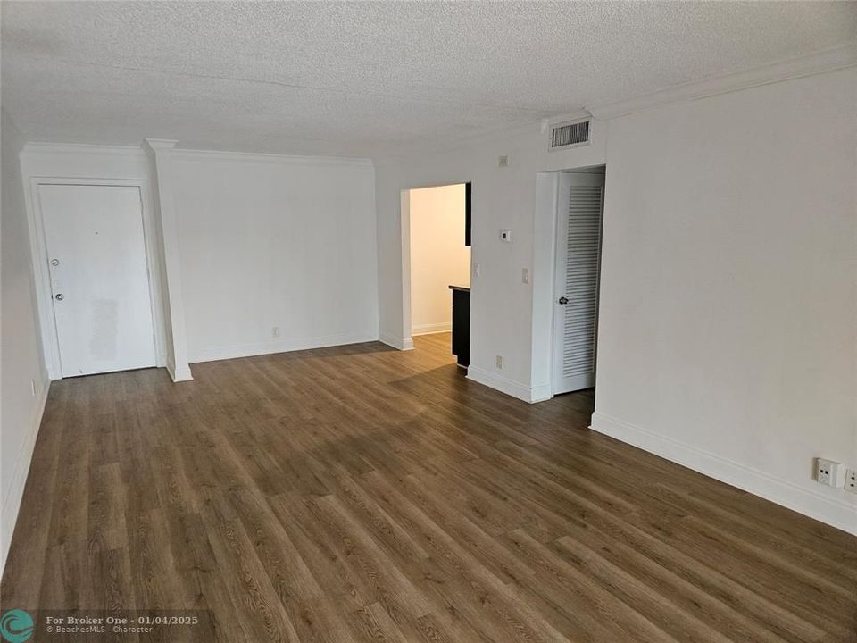 For Rent: $1,750 (1 beds, 1 baths, 800 Square Feet)