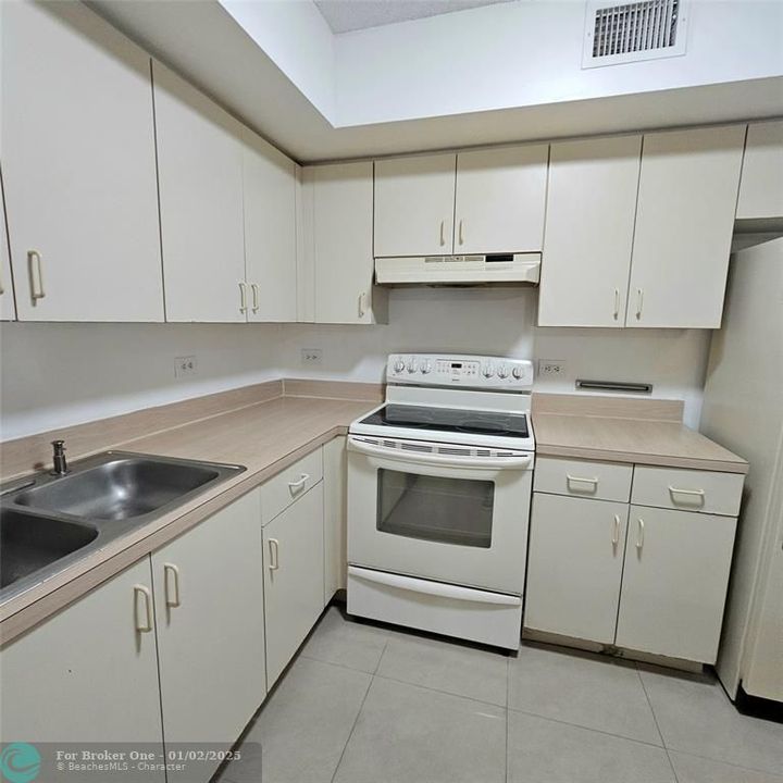 For Rent: $1,700 (1 beds, 1 baths, 659 Square Feet)