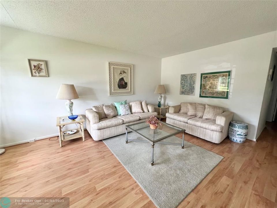 For Sale: $140,000 (2 beds, 1 baths, 841 Square Feet)