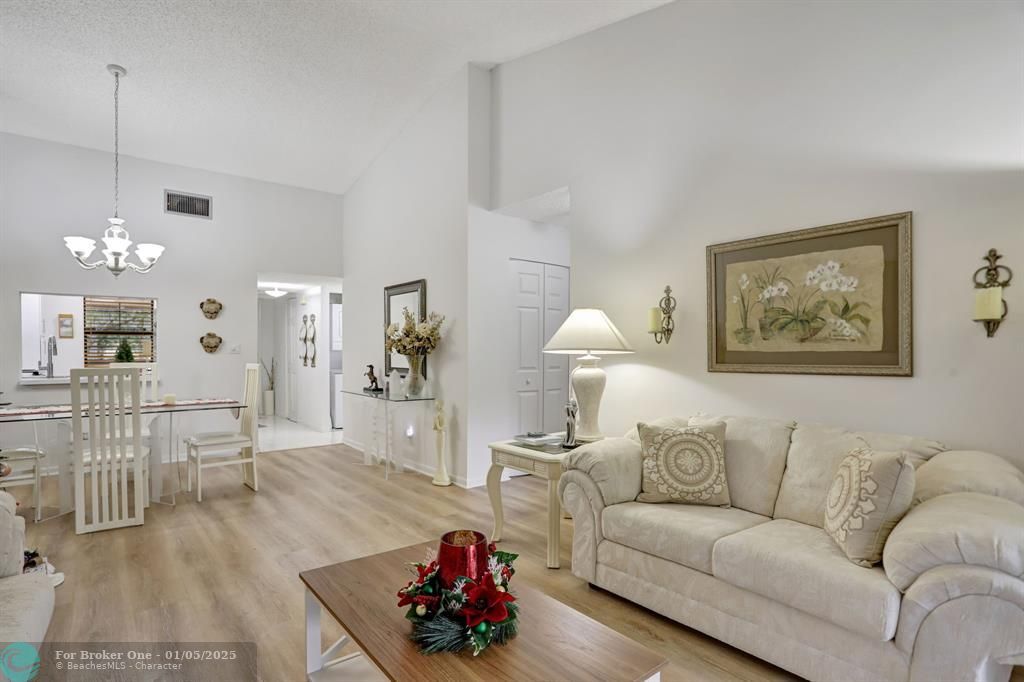 For Sale: $285,000 (2 beds, 2 baths, 1110 Square Feet)