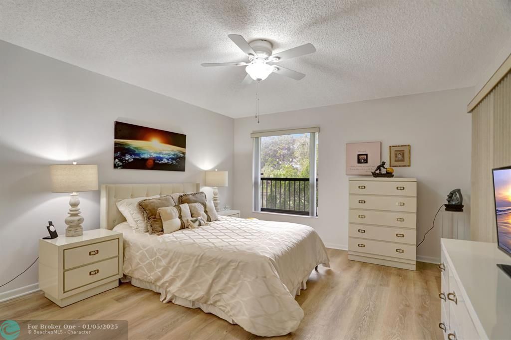 For Sale: $285,000 (2 beds, 2 baths, 1110 Square Feet)