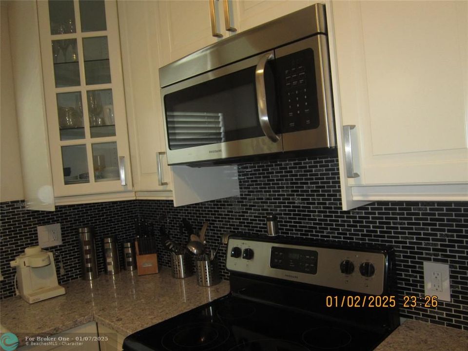 For Sale: $160,000 (1 beds, 1 baths, 862 Square Feet)