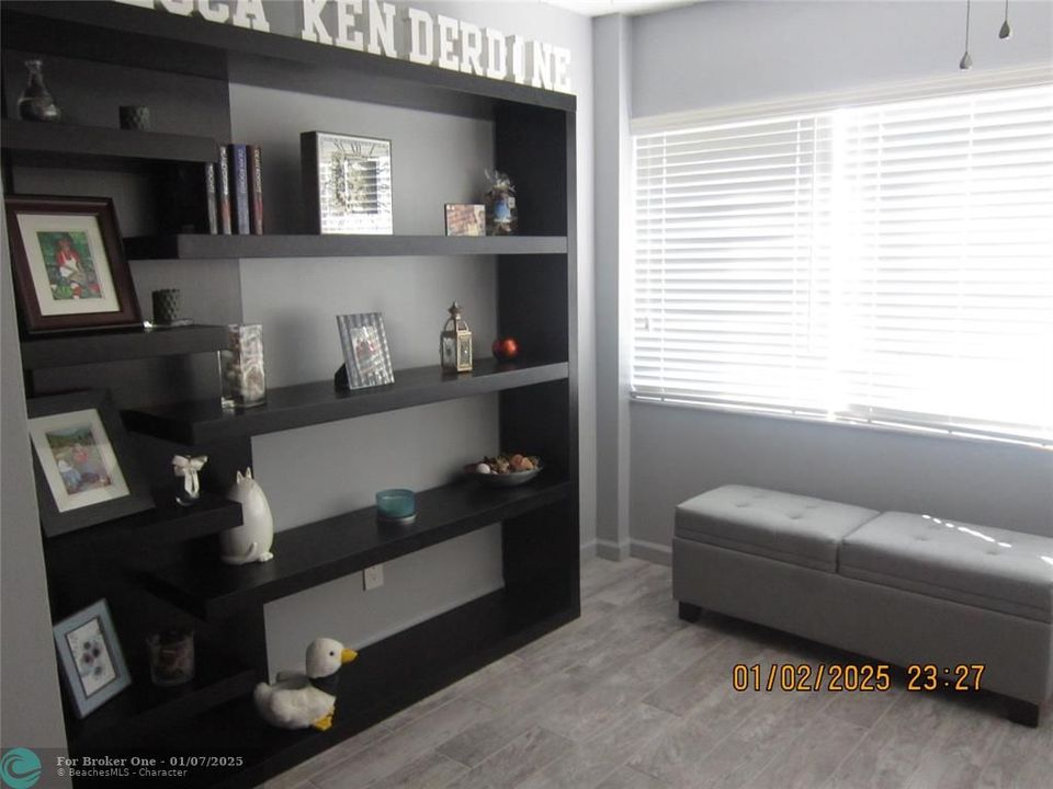 For Sale: $160,000 (1 beds, 1 baths, 862 Square Feet)