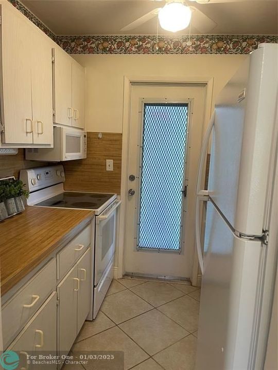 For Rent: $1,900 (2 beds, 1 baths, 800 Square Feet)