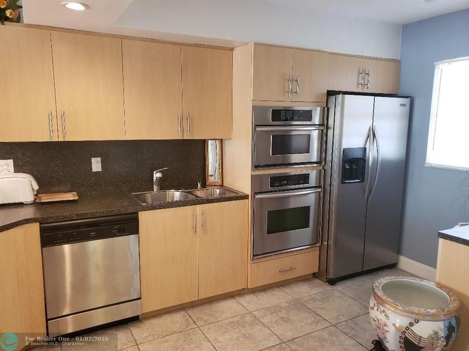 For Rent: $2,400 (1 beds, 1 baths, 728 Square Feet)